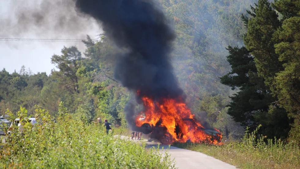 Bilen brann kraftigt efter att den kört av vägen.