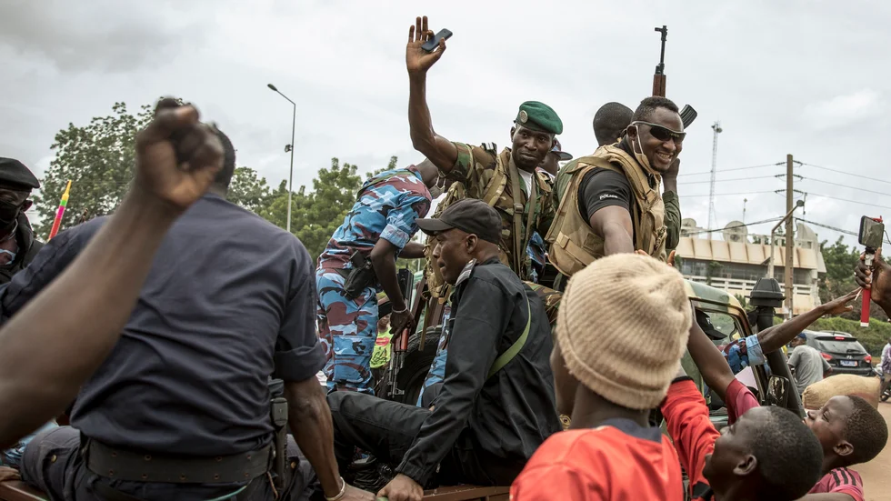 Soldater möttes av glada pojkar på gatorna i Bamako under onsdagen, dagen efter kuppen mot presidenten Ibrahim Boubacar Keïtas styre.