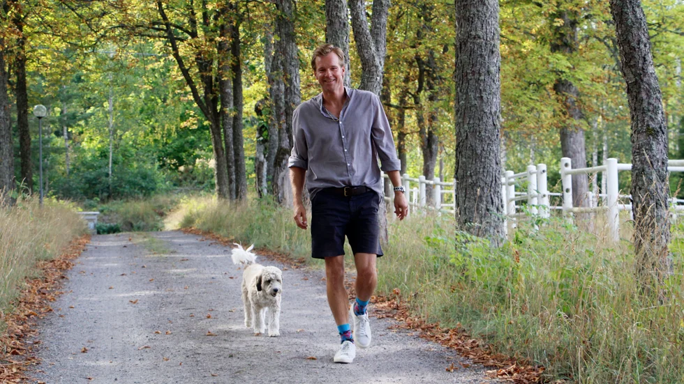 Henrik Johnsson och hunden Wilmer X på gården Jonstorp strax utanför Norrköping. 