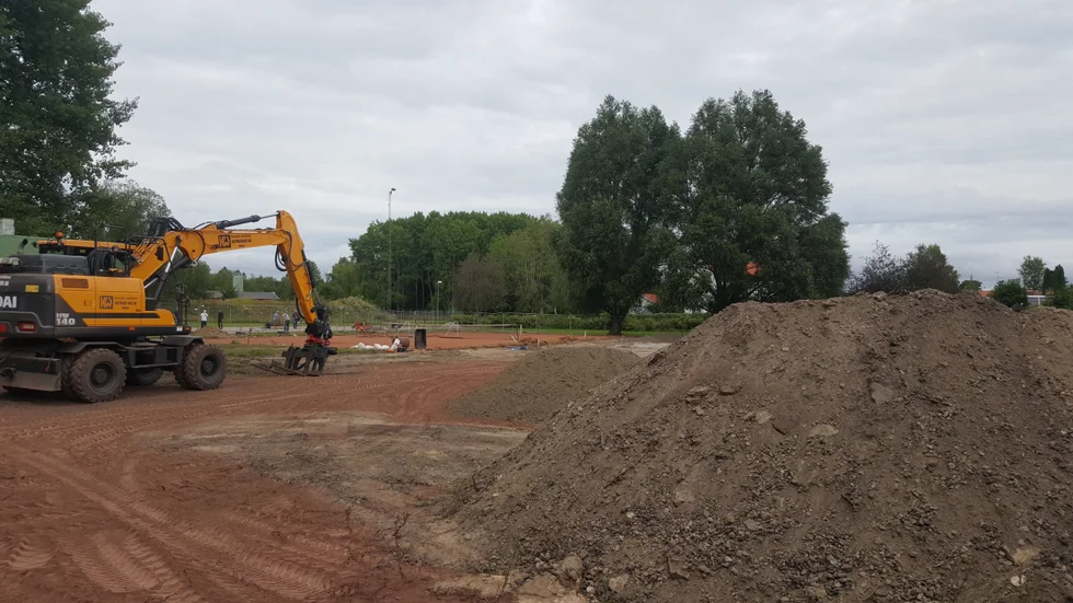 Nu har arbetet med att bygga de båda padeltennisbanorna vid Tennisparken i Tierps köping inletts. Banorna blir de första i sitt slag på orten.