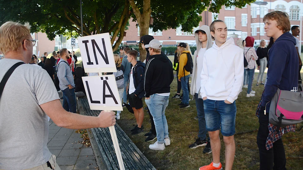 De nya gymnasieeleverna möttes av mentorer när skolan åter öppnade efter att ha varit coronastängd sen den 18 mars. Martin Jonsson på industritekniskaprogrammet tar bland annat emot Hugo Ideström och Bolla Jendestam som inte oroar sig för smittorisken.