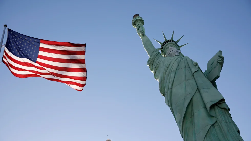Frihetsgudinnan (dock inte den riktiga i New York, utan en mindre version i Las Vegas) bär munskydd. I USA har frågan om munskydd blivit partipolitisk.   