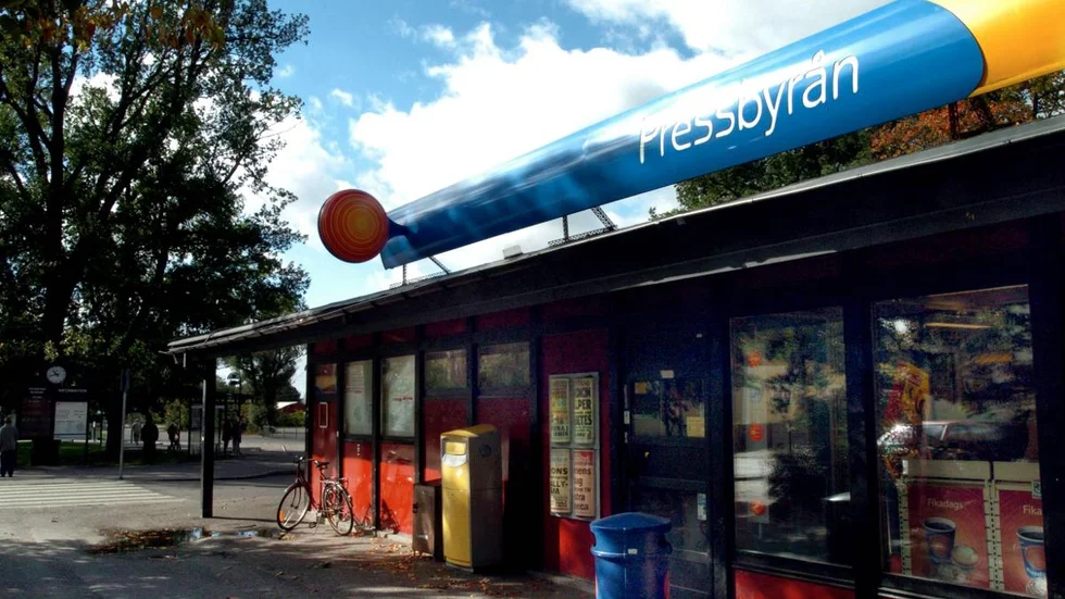 Här klappade en äldre man till en tonåring i rumpan. Nu döms han för sexuellt ofredande.