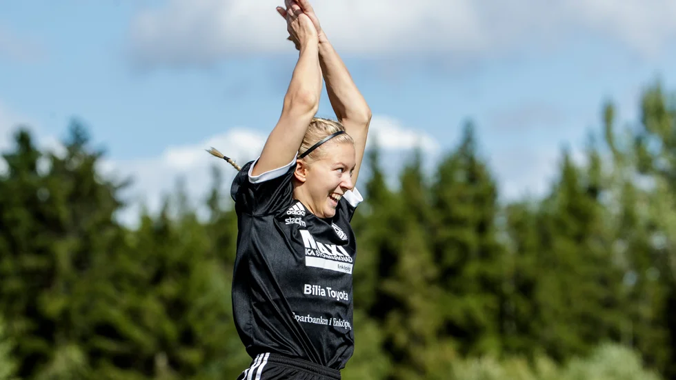 Rebecka Kinnunen firar efter hon gjort 2-1 målet för Fanna BK.
