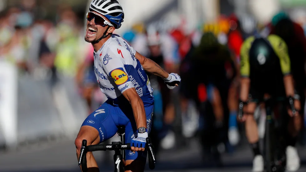 Julian Alaphilippe firar efter att ha vunnit den andra etappen av Tour de France.