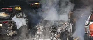 Tre bilar förstörda i nattlig brand