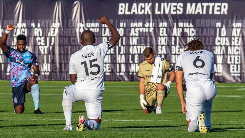 Danmarks och Belgiens landslagsspelare ska knäböja inför kvällens match, likt spelarna i amerikanska Union Omaha och Forward Madison i amerikanska USL-ligan nyligen. Arkivbild.
