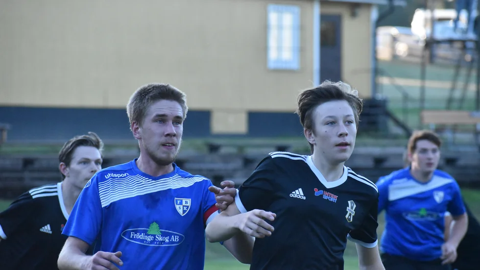 Filip Nilsson, till vänster, blev matchvinnare för Frödinge mot Hebe. 
