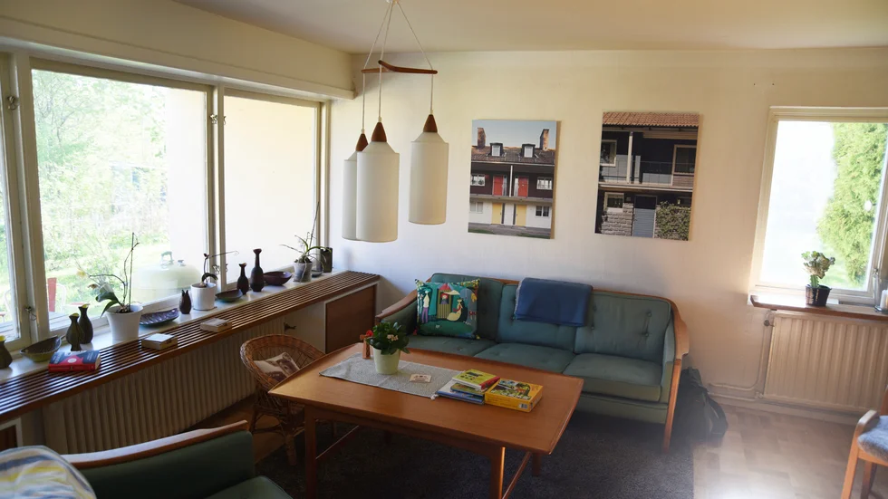 Martin Åhrén och hans fru Cecilia har försökt inreda kedjehuset med tidstypiska möbler och föremål. På väggarna hänger fotografier som föreställer olika miljöer från området.