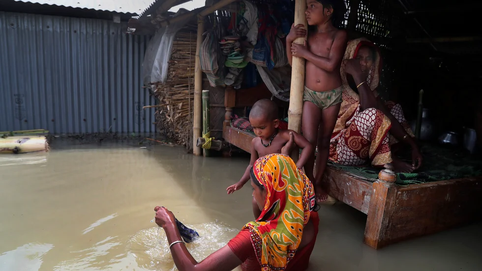 I byn Gagolmari i den indiska delstaten Assam står flera hus helt eller delvis under vatten till följd av översvämningarna efter årets monsun.