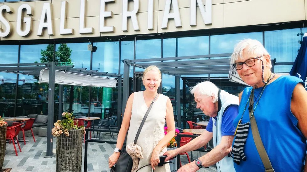 Familjen Loit är kaffesugen, paret Anne-Britt och Mats med 95-årige Aleksander. 