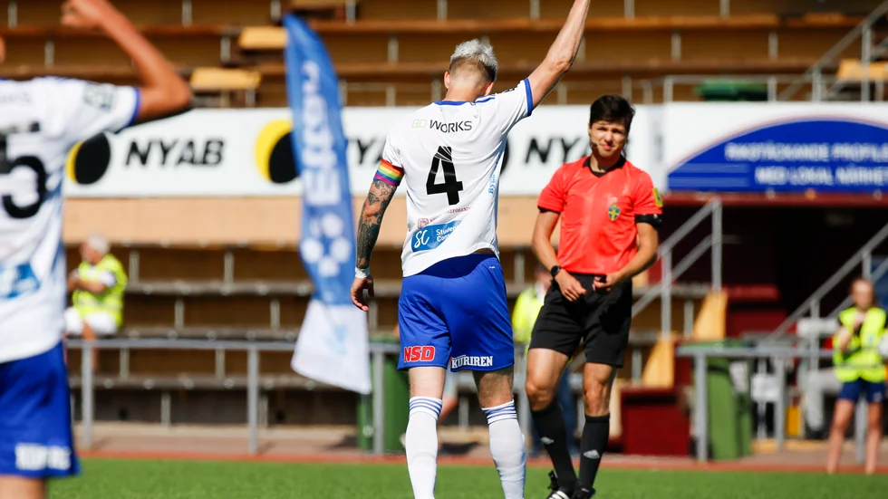 William Olausson jublar efter han satt matchens enda mål på frispark i den första halvleken mot IFK Berga.
