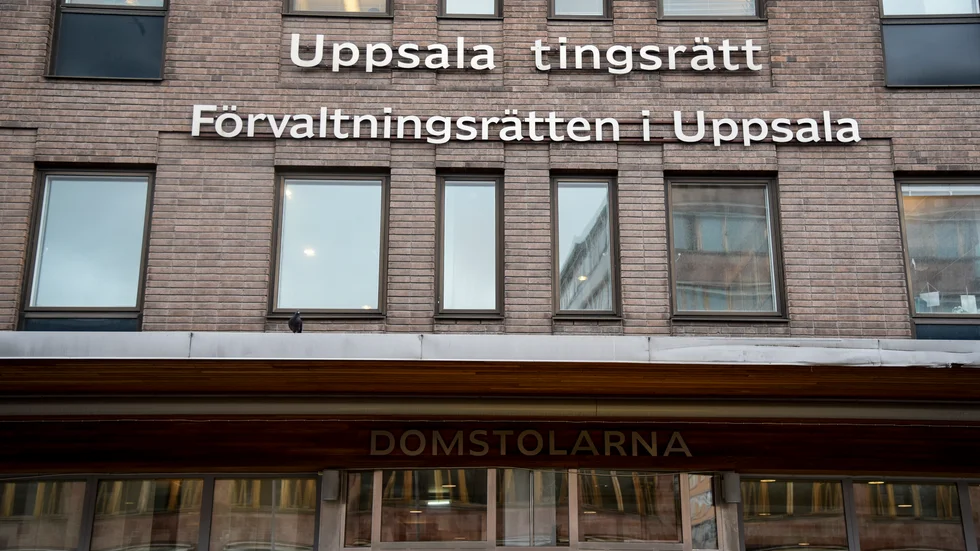 Tonårsflickans föräldrar betecknar socialnämndens utredning som helt missvisande. Men förvaltningsrätten går på nämndens linje och beslutar om tvångsvård.