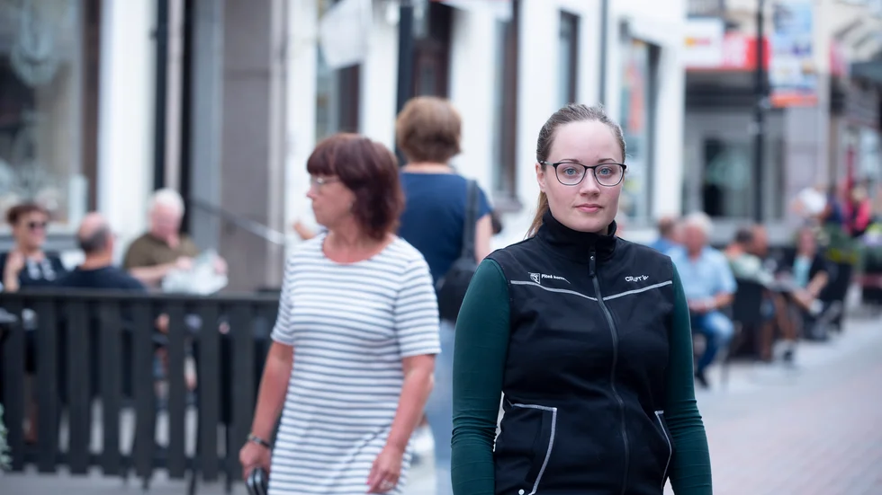 Miljöinspektören Emma Kinnunen som utför alla coronatillsyner under semestertiden upplever att hon blir bra bemött. "Många vill gärna veta vad de ska göra för att det ska bli så säkert som möjligt".