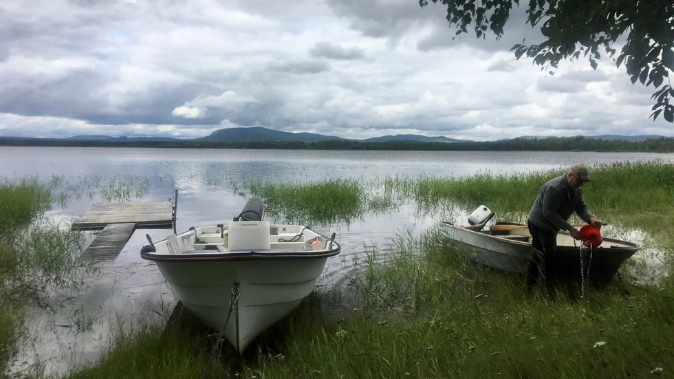 Läge att ösa ur vatten från båten efter regnet.