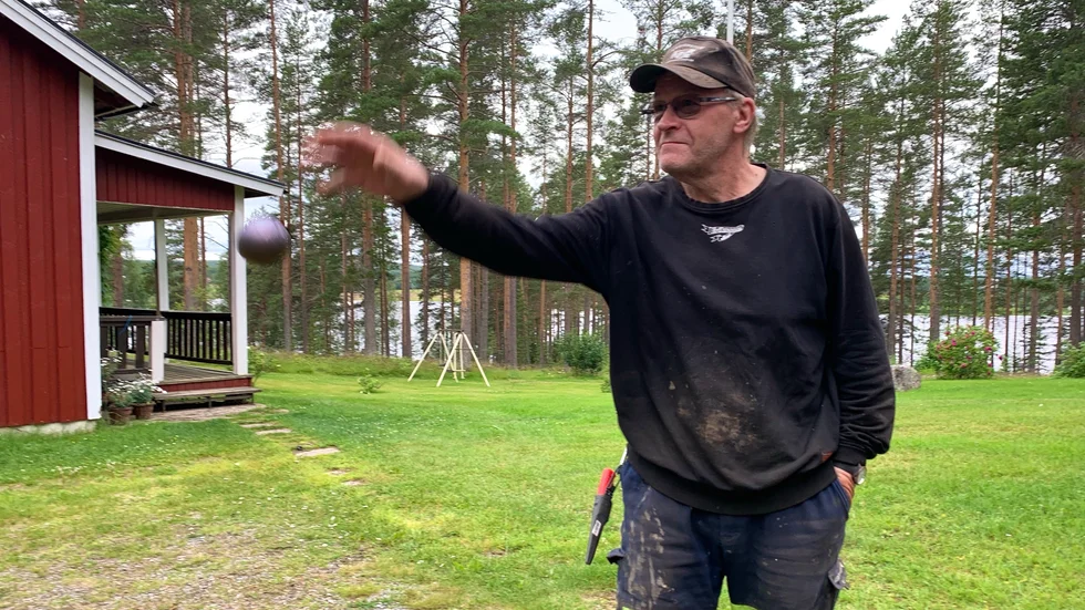 Mikael Stenberg visar hur man ska kasta när man spelar boule.