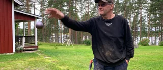 Bygger egen boulebana: "Man ska ju tänka på miljön"