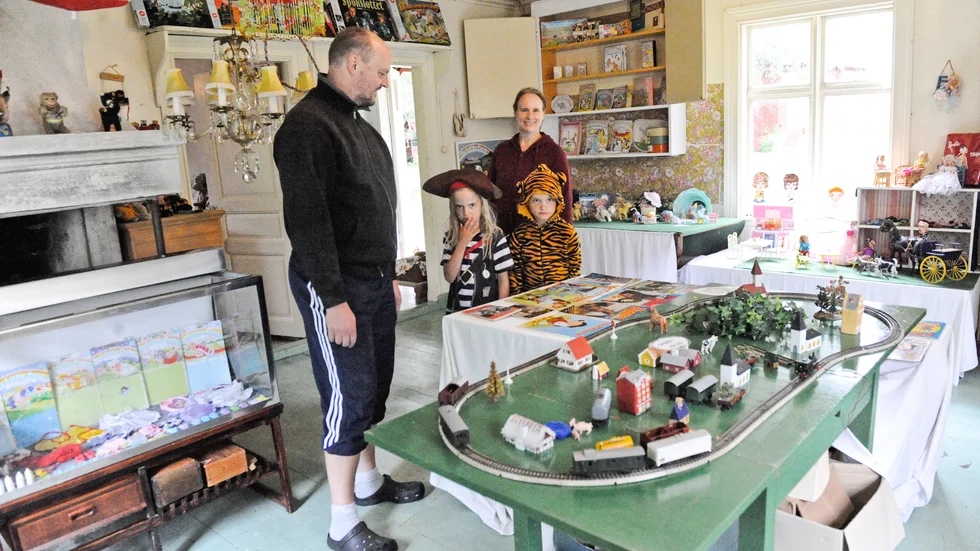 Christoffer och Therese med barnen Matilda och Albert. I samlingen finns bland annat en Märklin modelljärnväg från 60-talet.