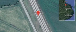 Stillastående personbil på E4 - helt stopp i ett körfält