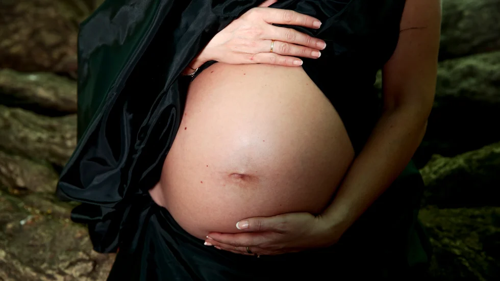 Ungefär 150 barn tillkom genom surrogat i Sverige år 2019. 