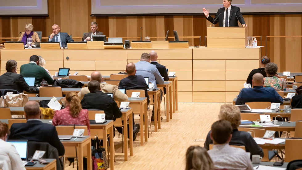 Det lokala politiska arbetet fortsätter trots regeringskris.