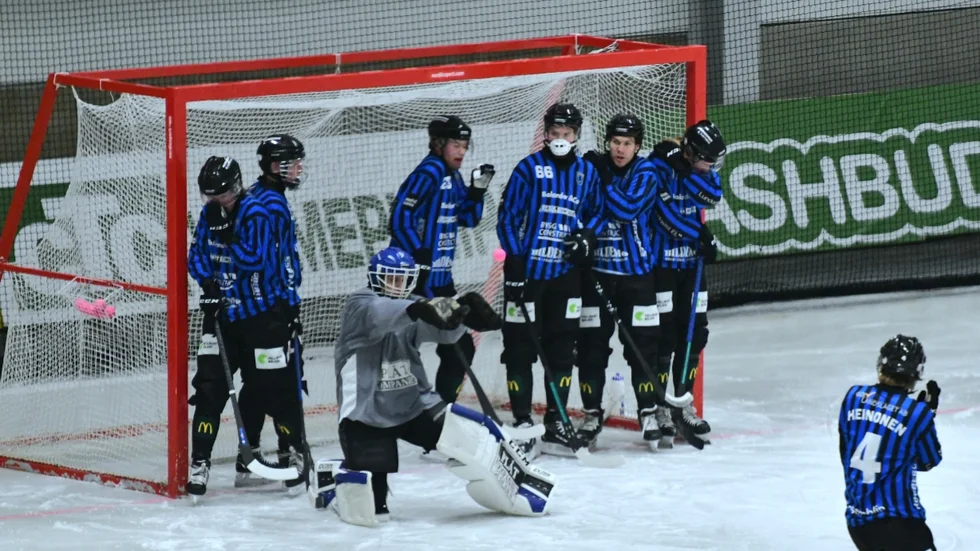 Målvakten Anton Andersson och hans Sirius möter Tellus på bortaplan. Här räddar Andersson en hörna mot Broberg i Helsingehus Arena.