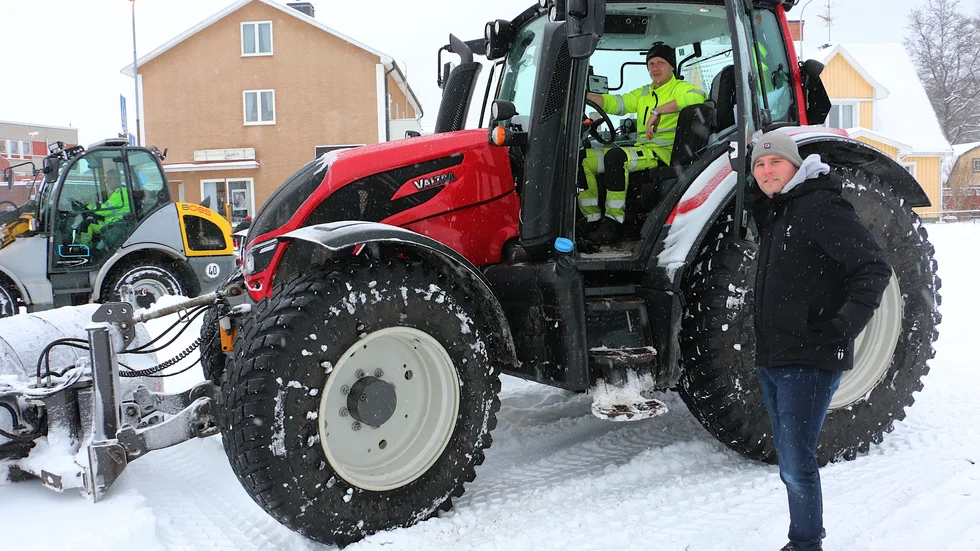 Taktiken är, berättar Martin Ankarman i traktorn, och driftschefen Mikael Nilsson, att försöka hinna köra över alla gatorna under dagen, och sedan får man se om de större gatorna behöver plogas en gång till.