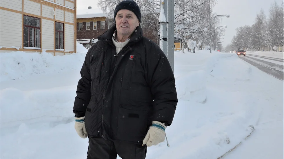 Här i hörnet mot Storgatan utanför Gamla apoteket har Börje Westin sålt tennarbeten under 46 marknader. Nu gapar gatan tom.