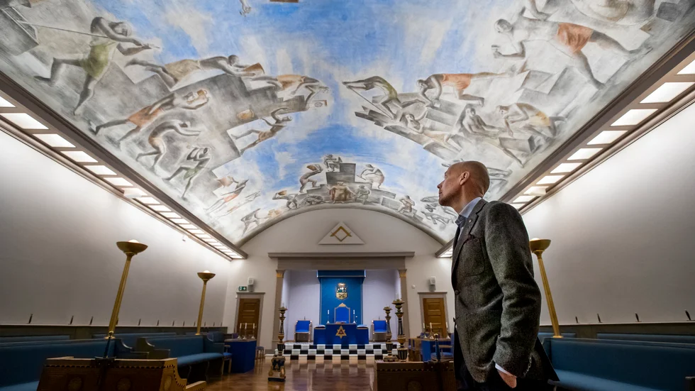Inuti Frimurarhuset är det dominerande inslaget i Johannessalen en takmålning av konstnären Hugo Borgström, som slutade sina dagar som professor vid Konstfack i Stockholm. Motivet heter "Salomons tempelbyggande". "Egentligen ska det i Johannessalar finnas en stjärnbild i taket som visar hur stjärnorna stod när logen bildades, men vi har fått dispens", berättar Erik Stålhandske.