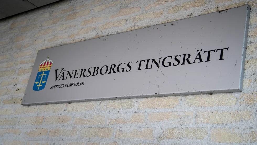 En kvinna i 40-årsåldern åtalas misstänkt för mord på en personlig assistent i Trollhättan. Kvinnan åtalas även för grov stöld, framkallande av fara för annan och bedrägeri.
