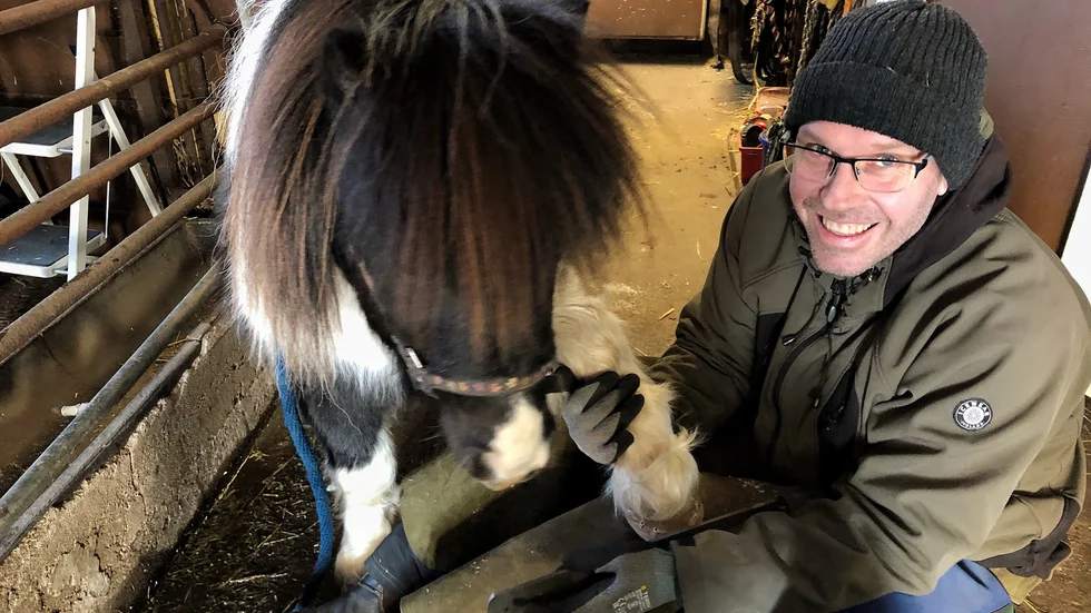 Yngve Söderstrand med shetlandsponnyn "Taco von Horn".
"Utan hov - Ingen häst", Yngve poängterar det gamla ordspråkets betydelse. "Hoven är det viktigaste hos hästen."
