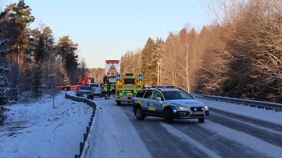 En personbil på väg 272 utanför Uppsala blev påkörd bakifrån av en annan bil.