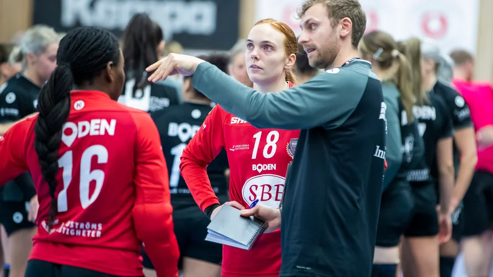 Johan Wiklund pratar med målvakterna Mie Sörensen och Gracia Axelsson (16) under matchen mot Skara.
