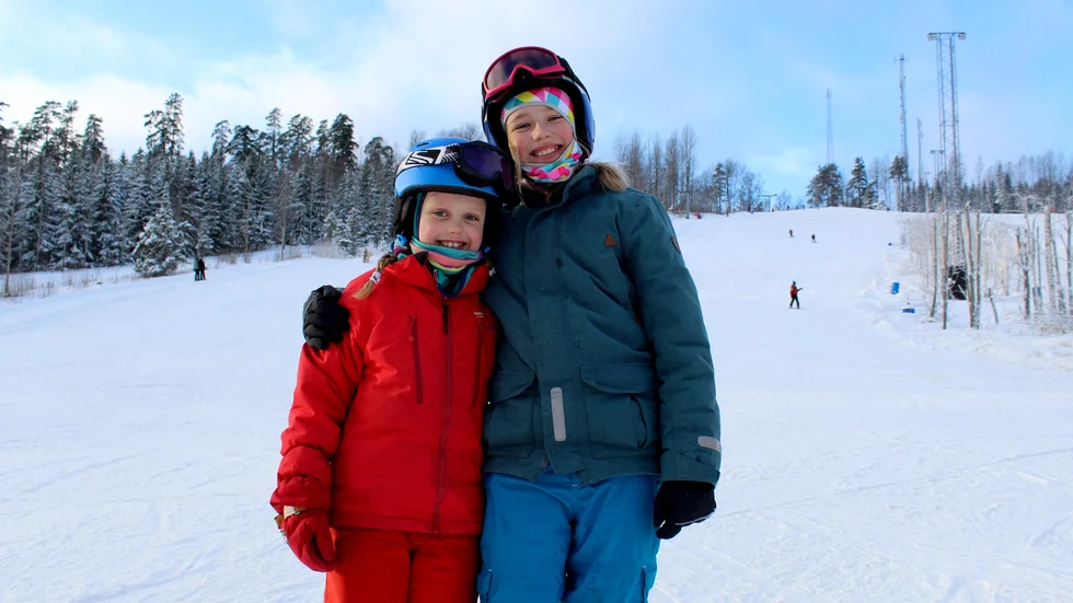 Lara Hegethorn Larsson (till vänster) och Elise Lindqvist från Eksjö tycker det är kul att åka utför, och snabbt ska det gå. 