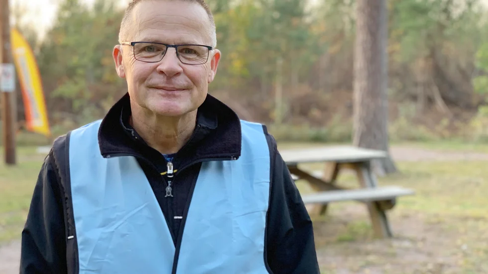 Tomas Sköld är stolt över sin by som tillsammans kan ge julänglar ett bidrag på 11 010 kronor. 