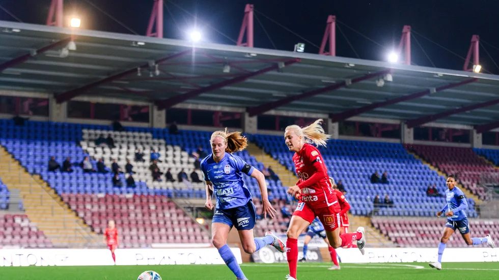 Vaila Barsley i United ses här i en duell under säsongen där matcherna oftast fick avgöras inför mer eller mindre tomma läktare.