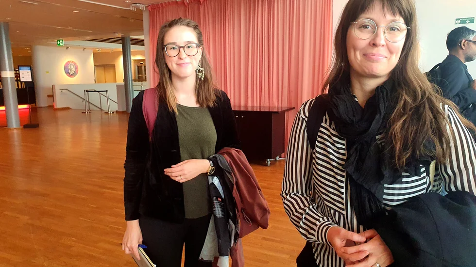 Paulina Koskenniemi (till vänster) kliver av som gruppledare. Fullmäktigeledamoten Malin Svedjeholm föreslås ta över.
