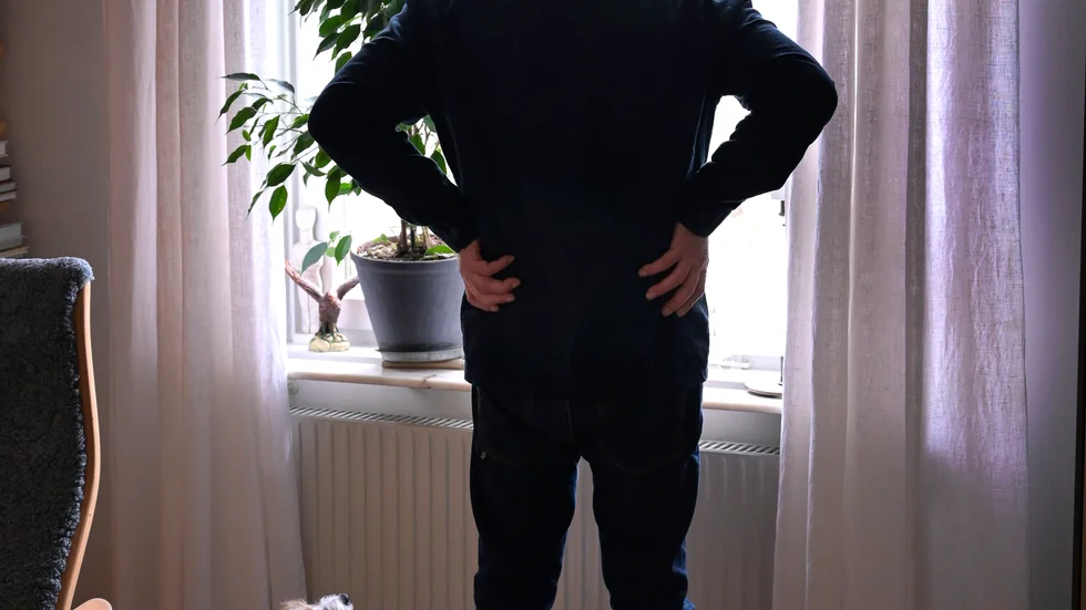 Den som tillhör riskgrupp bör stanna hemma från jobbet utan att bli utan pengar, menar Reumatikerförbundet.