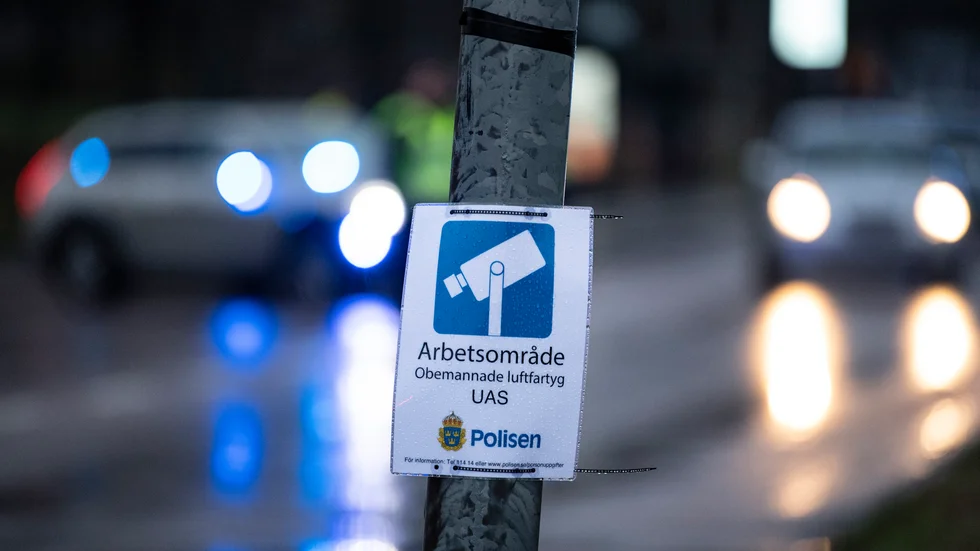 Polisen informerar om att drönare används under en insats mot gängkriminella tidigare i år. Arkivbild.