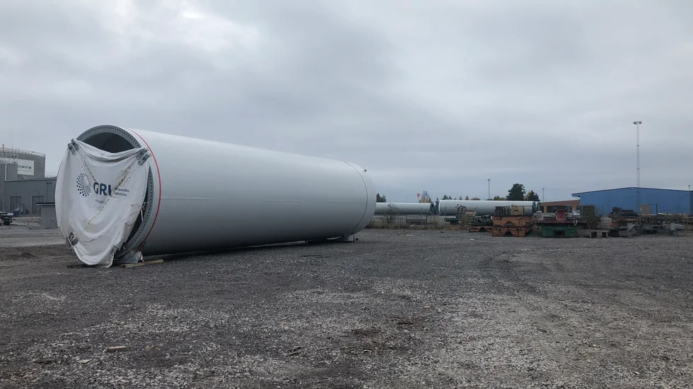 Det 60 ton tunga vindkraftsröret som lossnade i hamnen tillhör Enercon och ligger fortfarande kvar på lagringsplatsen i hamnen. 
