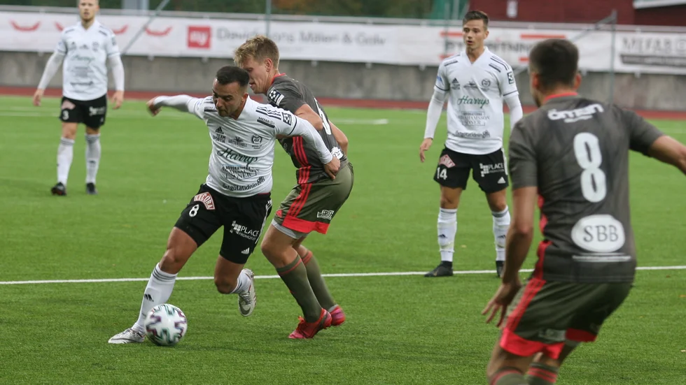 Valon Silka tar sig förbi en Oskarshamnsspelare. Motala AIF gjorde en bra match och skapade många chanser, men fick nöja sig med en poäng efter 1-1. Det hade behövts en seger för att förbättra läget i bottenstriden.