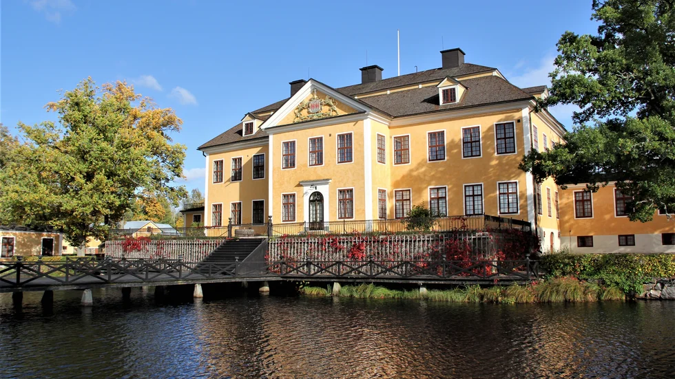 Lövstabruks herrgård får här illustrera att just "herrgård på landet" toppar ungdomars boendedrömmar i Fastighetsbyråns undersökning. 