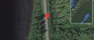 Personbil står still på väg 94 - helt stopp i ett körfält