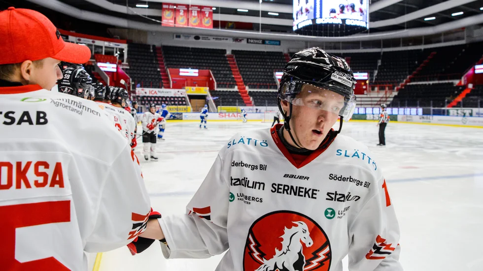 Simon Holmström är aktuell för matchen mot Karlskoga på fredag, även fast det troliga är att en comeback i match sker mot Almtuna 14 oktober.
