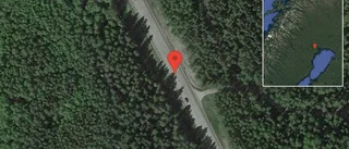 Stillastående personbil på väg 97 - helt stopp i ett körfält