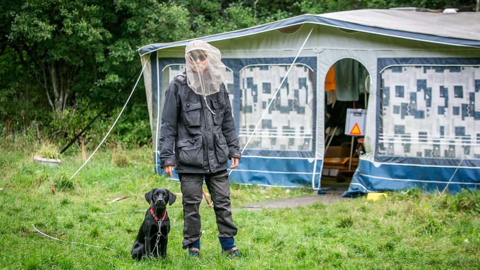 Eric Swanström bor tillsammans med hunden Meya i sin husvagn med förtält i Galgbergets naturreservat.