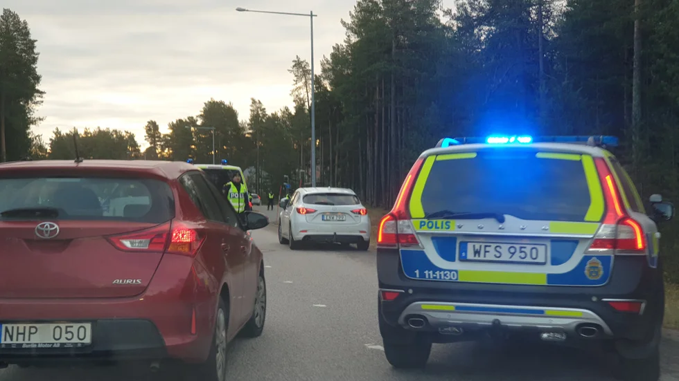 Stopp i trafiken på Bergnäset i Luleå när polisen är på plats.