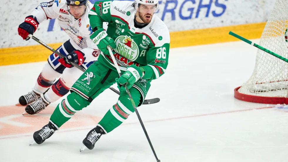 Rögles Eric Gelinas är en av många spelare som bötfällts för felaktig användning av halsskydd. Arkivbild.