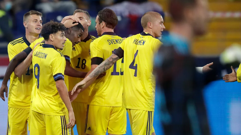 Alexander Isak gratuleras efter 1–0-målet mot Ryssland – ett efterlängtat sådant.