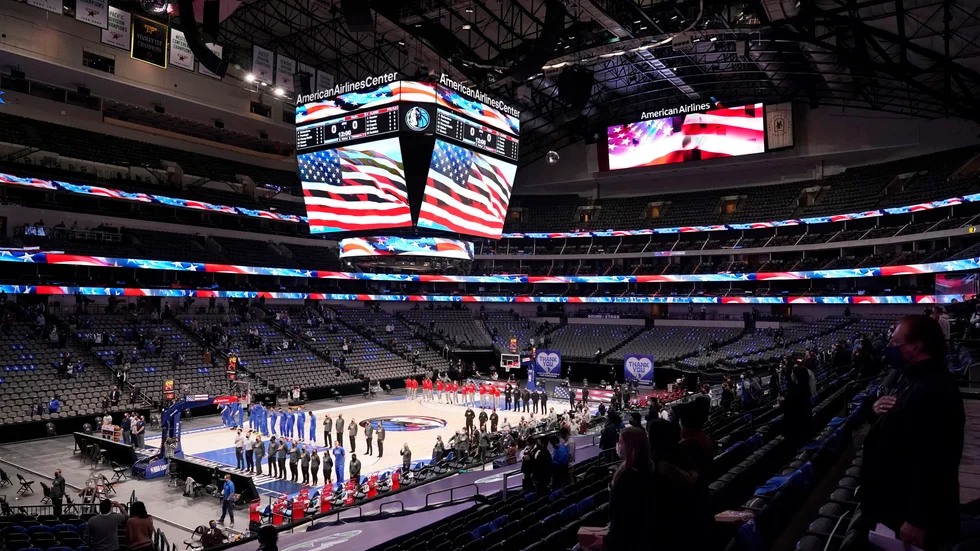 Dallas Mavericks och Atlanta Hawks när "The star-spangled banner" spelades inför uppkast i NBA-matchen under natten.